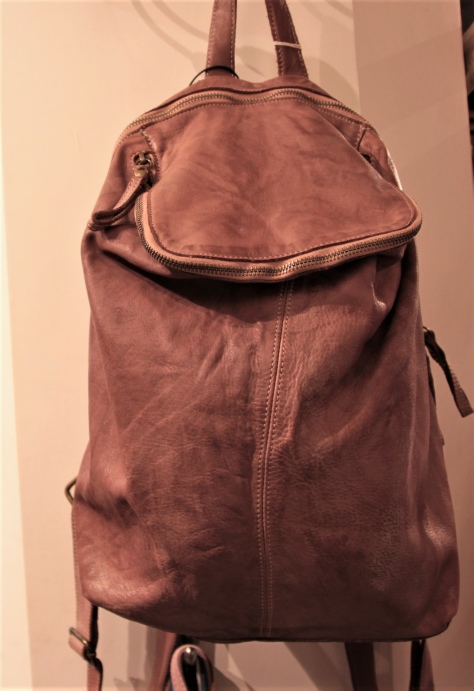 sac à dos vintage en cuir vieilli et délavé   169 euros